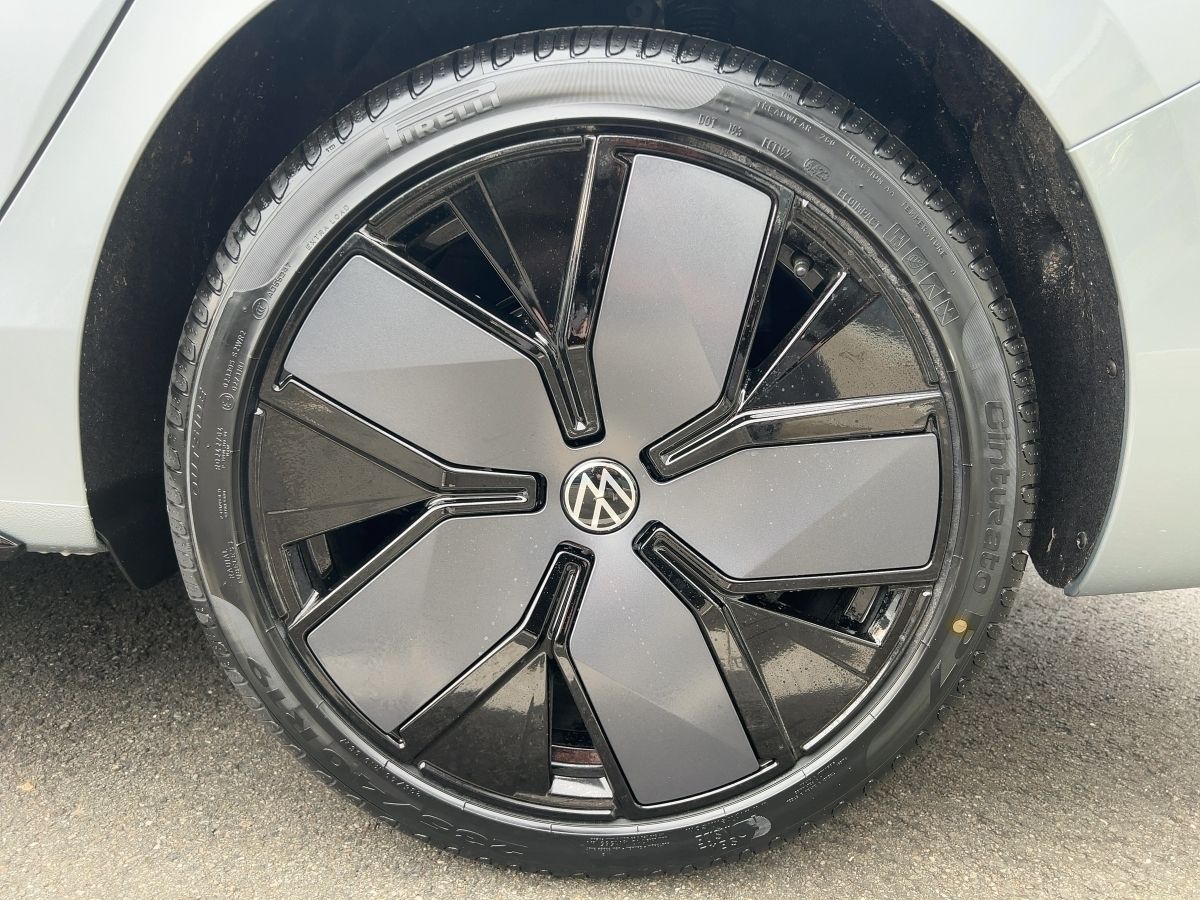 Fahrzeugabbildung Volkswagen Passat R-Line 2.0 l TDI 4MOTION DSG Signature AH - mit KI generiert/bearbeitet