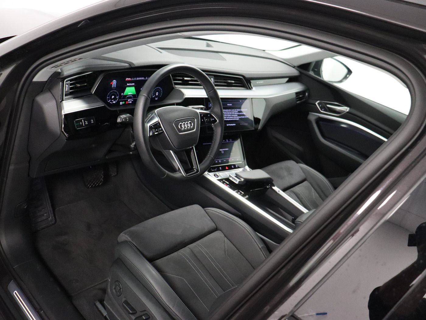 Fahrzeugabbildung Audi Q8 e-tron 55 quattro S line |Matrix|Luft|LED