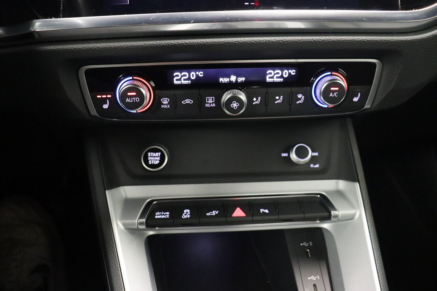 Fahrzeugabbildung Audi Q3 45 TFSI e S tronic |CarPlay|SpurH|AkustikGlas