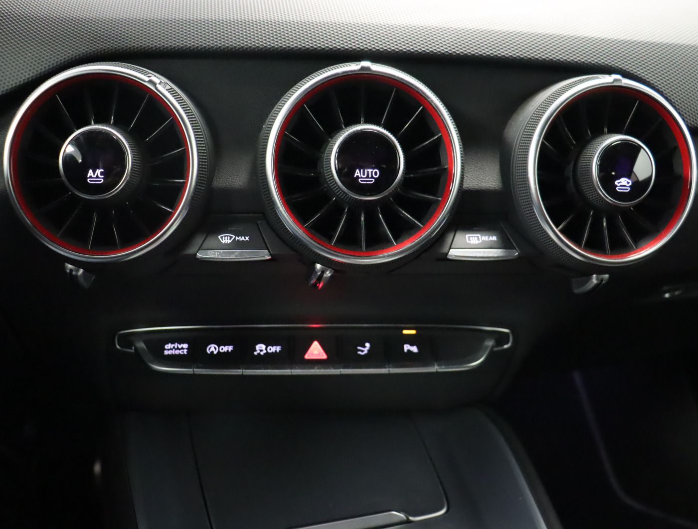 Fahrzeugabbildung Audi TTS Coupé TFSI S tronic LED NaviPlus SideAssist