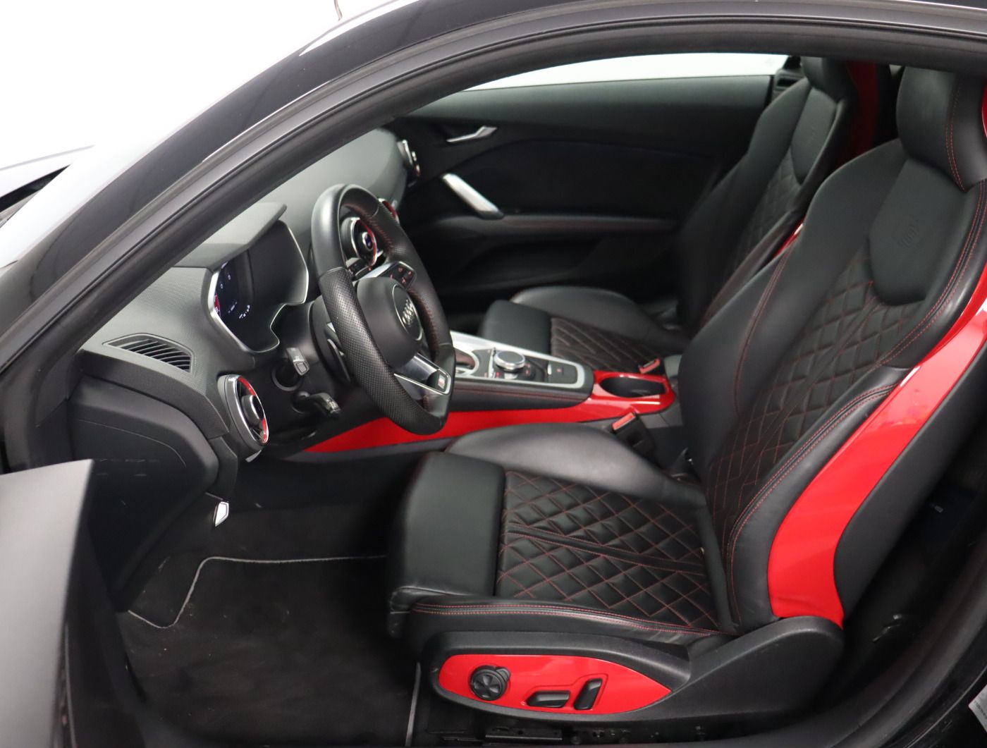 Fahrzeugabbildung Audi TTS Coupé TFSI S tronic LED NaviPlus SideAssist