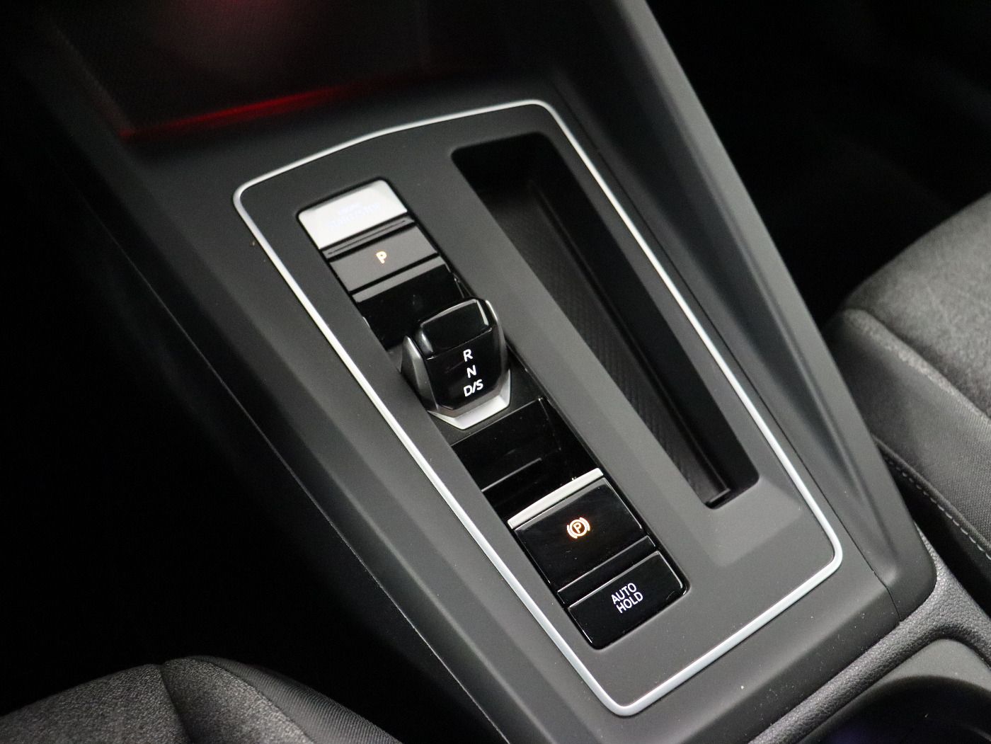 Fahrzeugabbildung Volkswagen Golf VIII Variant 1.5 eTSI DSG |AHK|FLA|LED|ACC