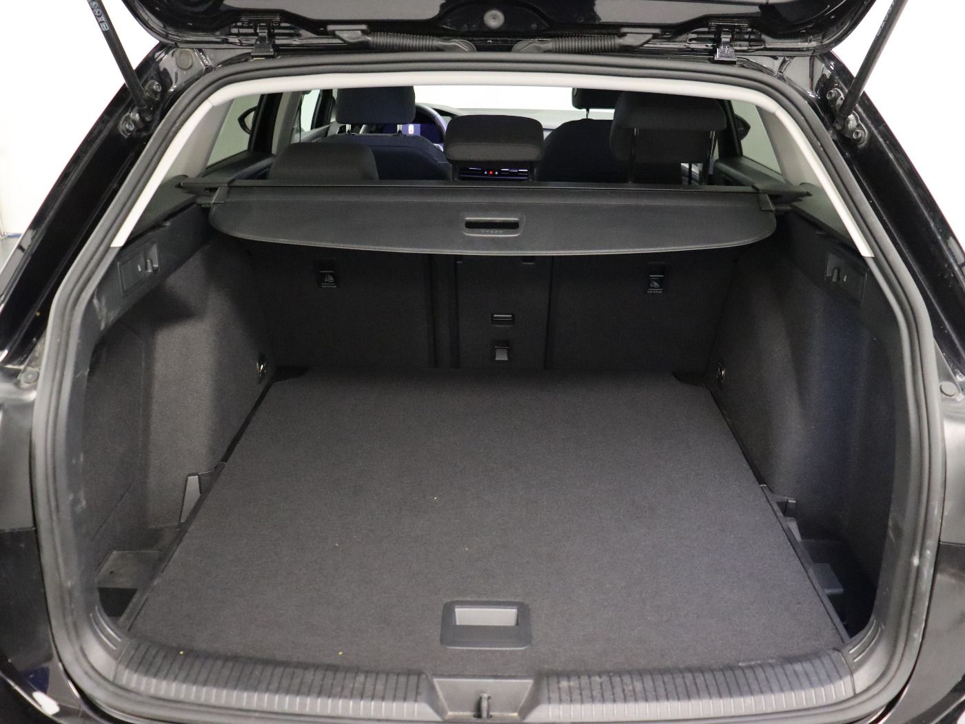 Fahrzeugabbildung Volkswagen Golf VIII Variant 1.5 eTSI DSG |AHK|FLA|LED|ACC