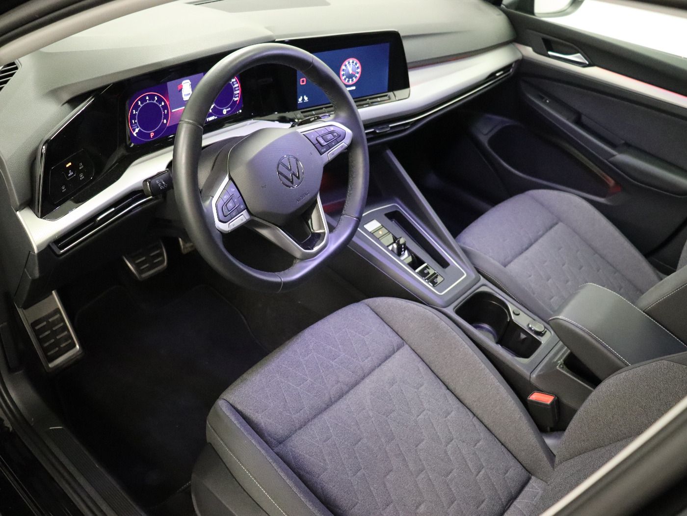 Fahrzeugabbildung Volkswagen Golf VIII Variant 1.5 eTSI DSG |AHK|FLA|LED|ACC