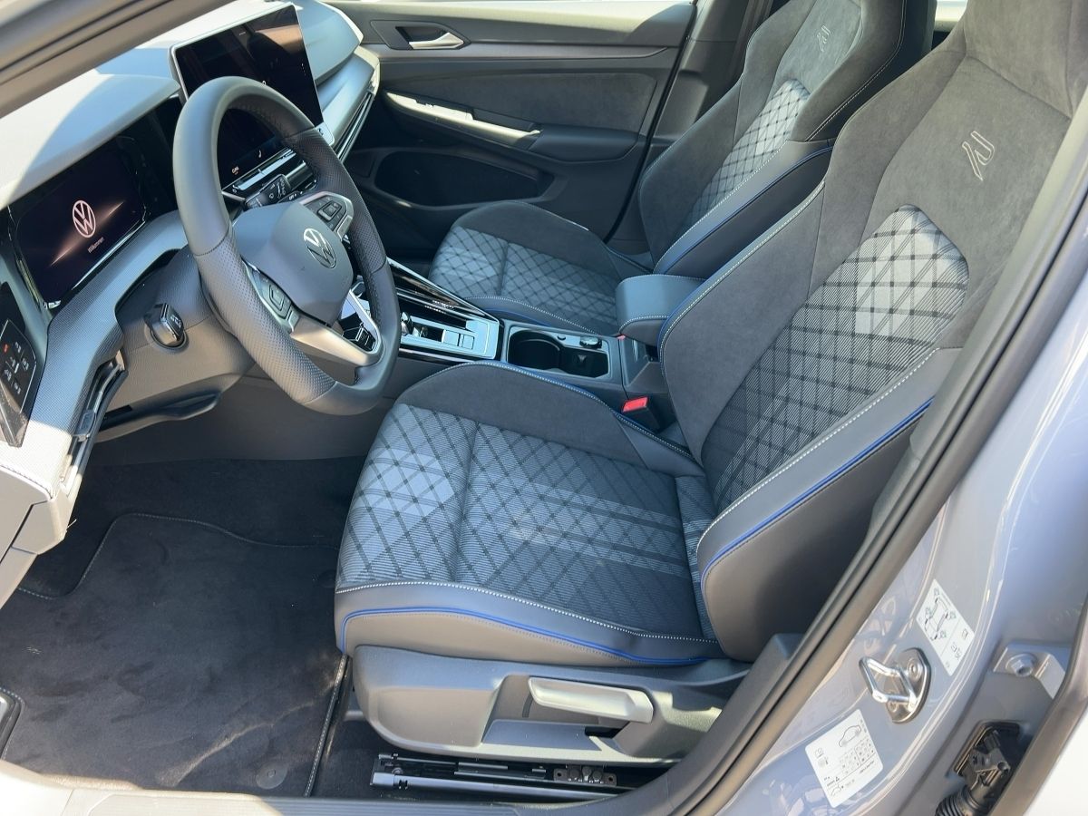 Fahrzeugabbildung Volkswagen Golf 1.5 eTSI DSG R-Line AHK BlackStyle Nav Pano