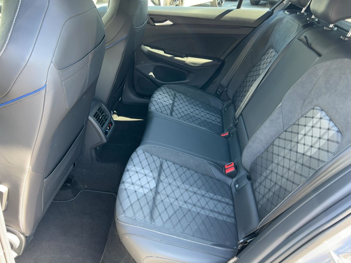 Fahrzeugabbildung Volkswagen Golf 1.5 eTSI DSG R-Line AHK BlackStyle Nav Pano