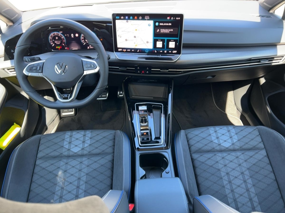 Fahrzeugabbildung Volkswagen Golf 1.5 eTSI DSG R-Line AHK BlackStyle Nav Pano