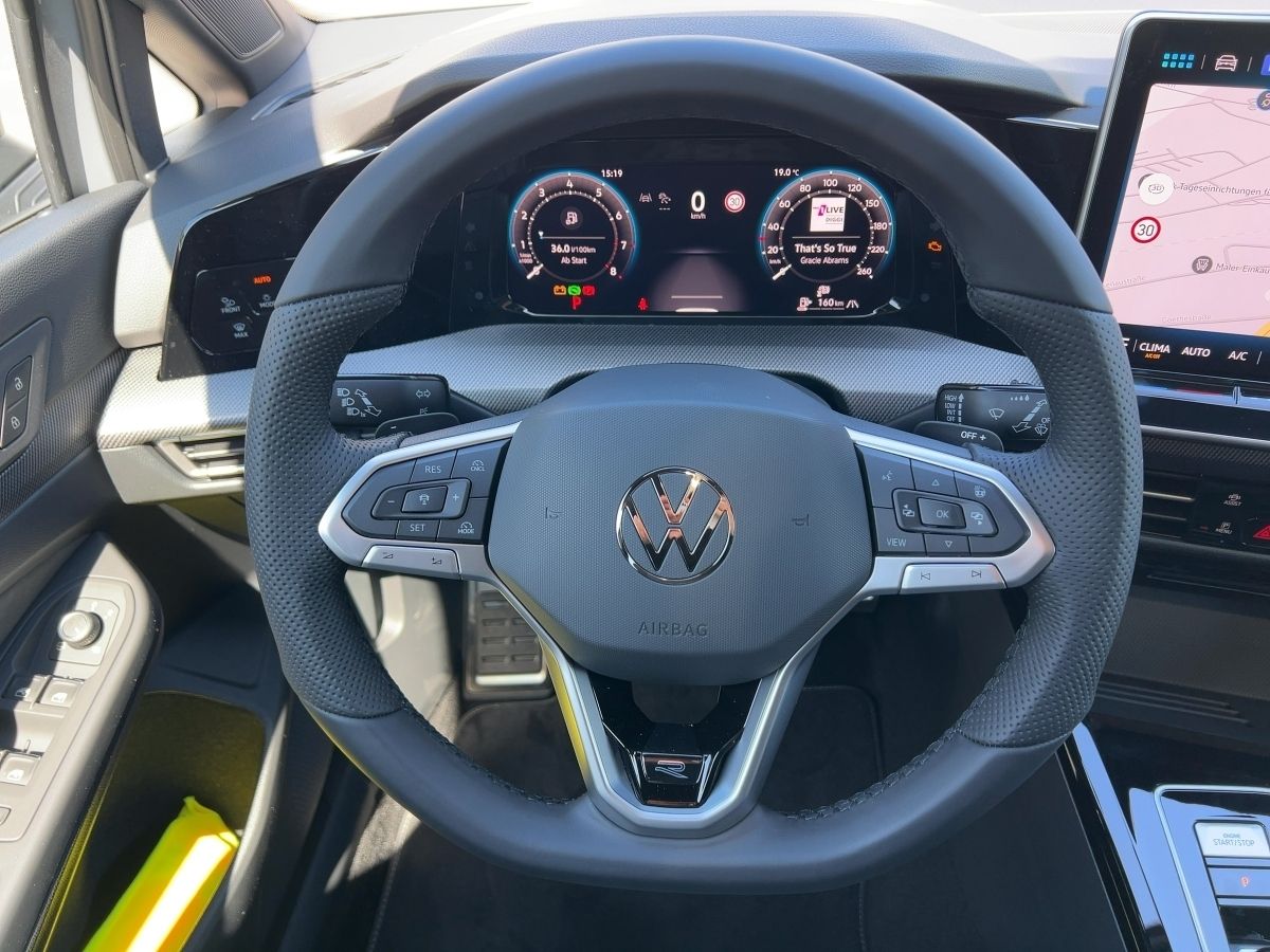 Fahrzeugabbildung Volkswagen Golf 1.5 eTSI DSG R-Line AHK BlackStyle Nav Pano