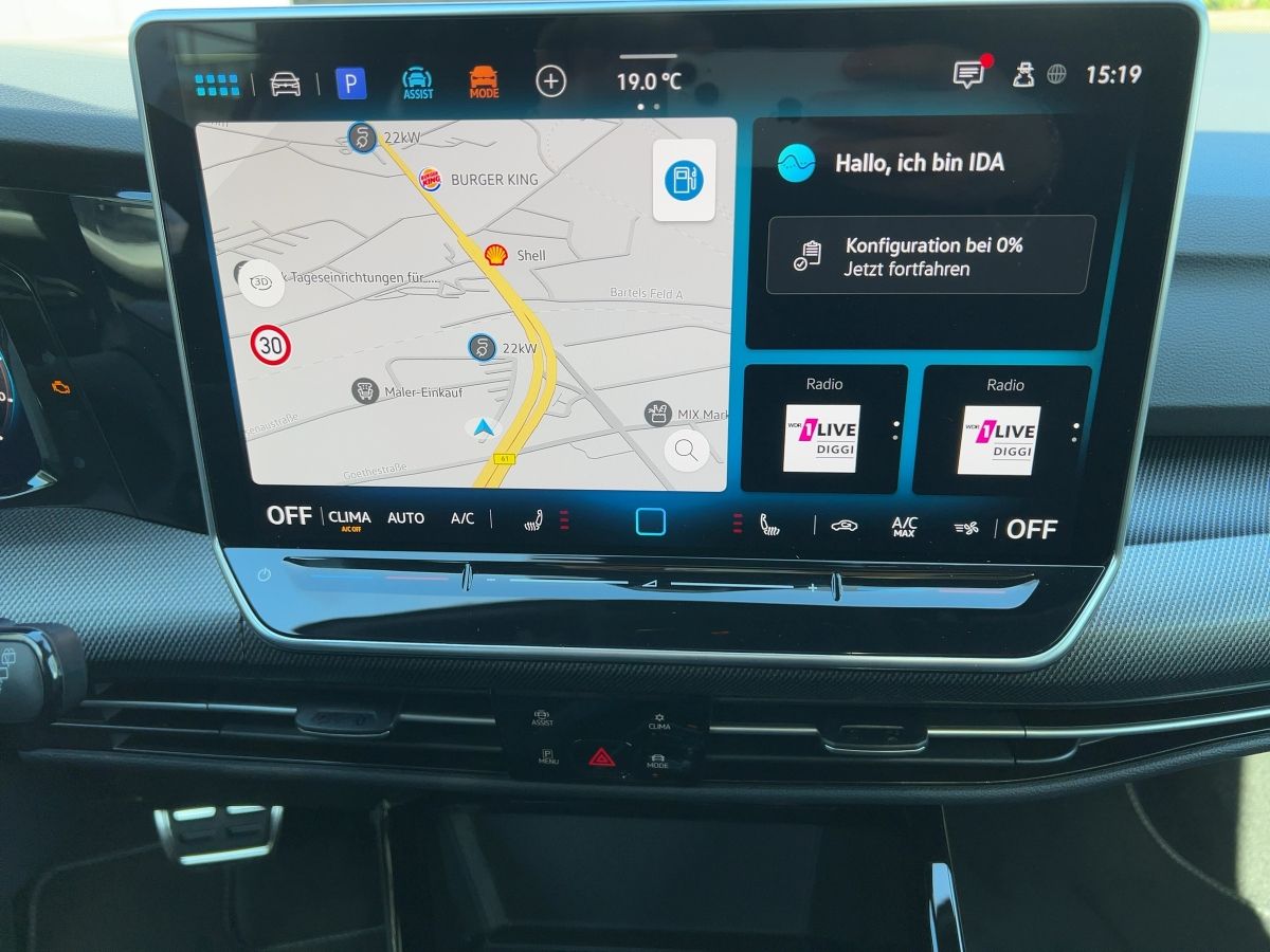 Fahrzeugabbildung Volkswagen Golf 1.5 eTSI DSG R-Line AHK BlackStyle Nav Pano