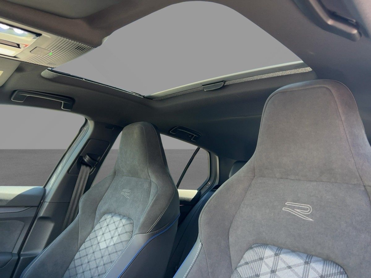 Fahrzeugabbildung Volkswagen Golf 1.5 eTSI DSG R-Line AHK BlackStyle Nav Pano