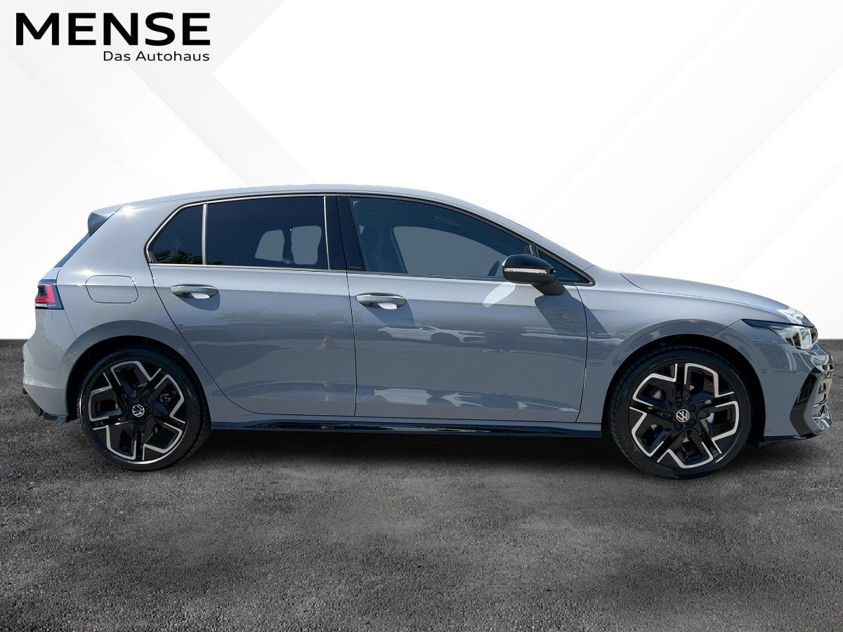 Fahrzeugabbildung Volkswagen Golf 1.5 eTSI DSG R-Line AHK BlackStyle Nav Pano