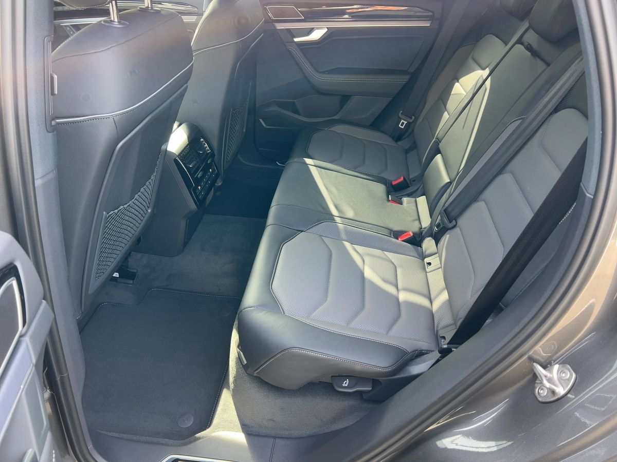 Fahrzeugabbildung Volkswagen Touareg V6 TDI 4M R-Line AHK Luftf Pano Dynaudio
