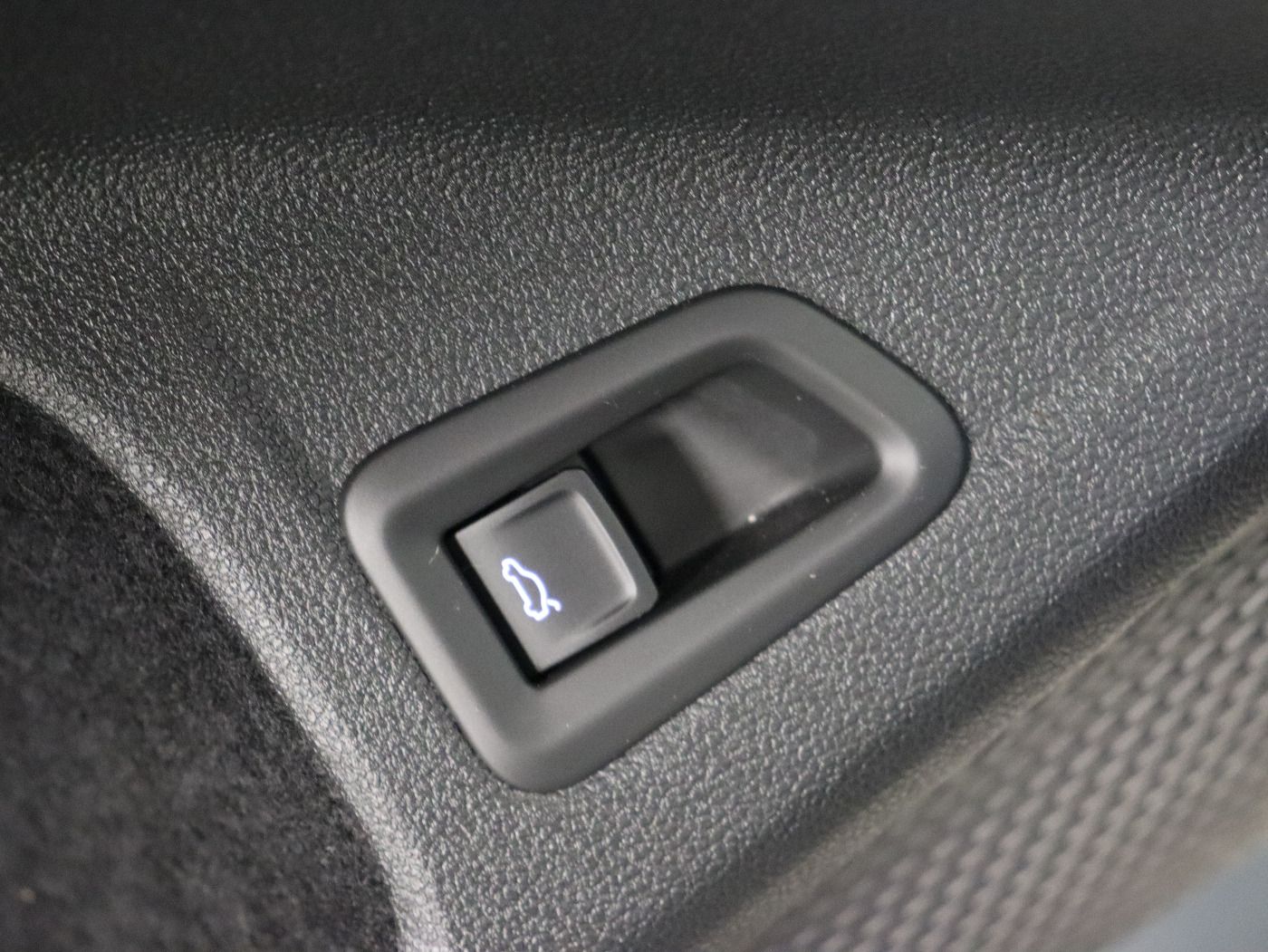 Fahrzeugabbildung Volkswagen Golf VIII Variant 2.0 TDI DSG Move |AHK|Matrix