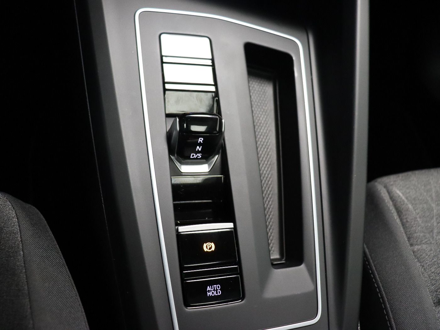 Fahrzeugabbildung Volkswagen Golf VIII Variant 2.0 TDI DSG Move |AHK|Matrix