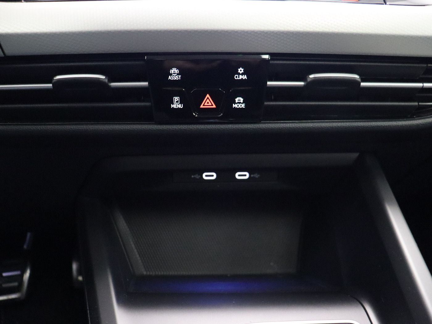 Fahrzeugabbildung Volkswagen Golf VIII Variant 2.0 TDI DSG Move |AHK|Matrix