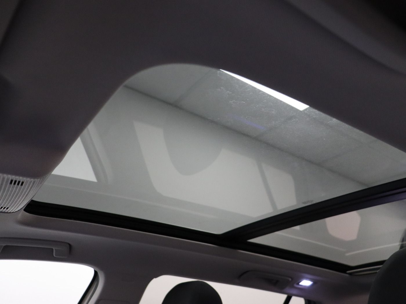 Fahrzeugabbildung Volkswagen Golf VIII Variant 2.0 TDI DSG Move |AHK|Matrix