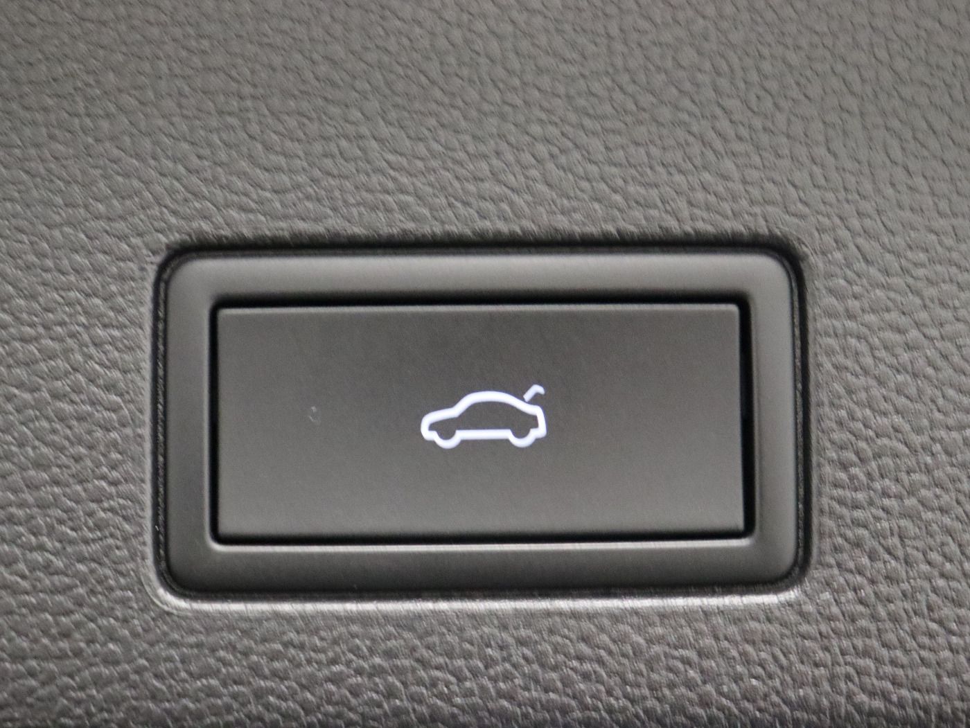 Fahrzeugabbildung Volkswagen Golf VIII Variant 2.0 TDI DSG Move |AHK|Matrix