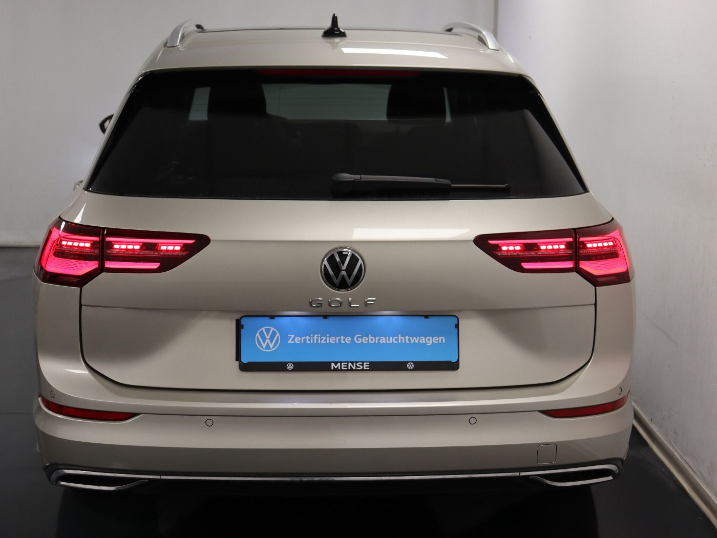 Fahrzeugabbildung Volkswagen Golf VIII Variant 2.0 TDI DSG Move |AHK|Matrix