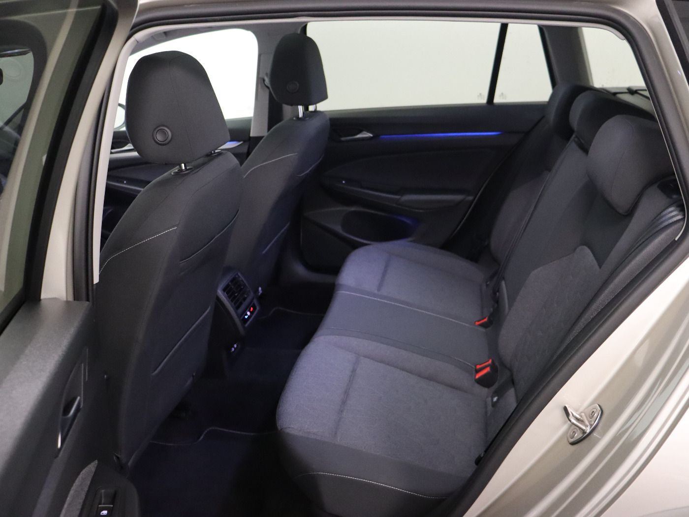 Fahrzeugabbildung Volkswagen Golf VIII Variant 2.0 TDI DSG Move |AHK|Matrix