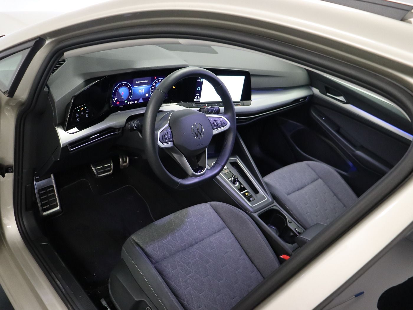 Fahrzeugabbildung Volkswagen Golf VIII Variant 2.0 TDI DSG Move |AHK|Matrix
