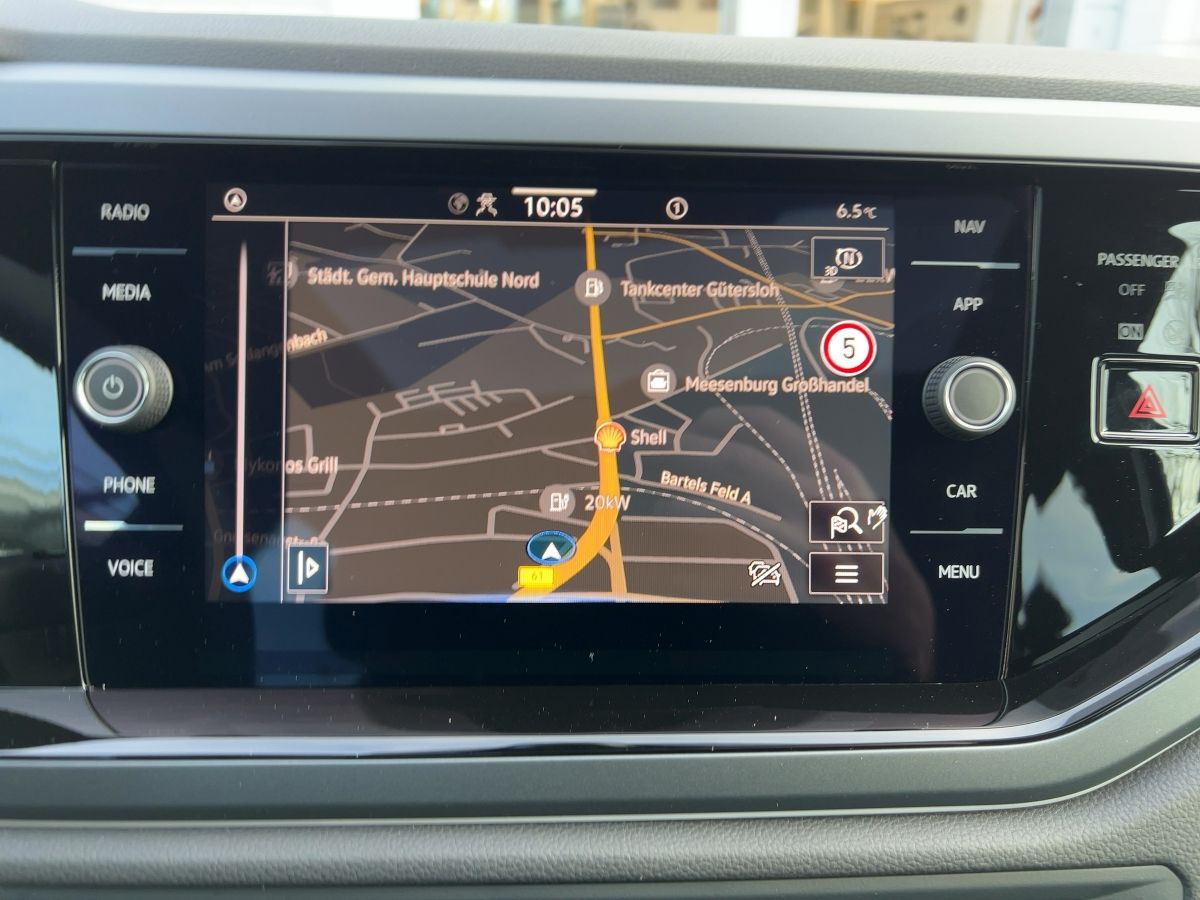 Fahrzeugabbildung Volkswagen Polo 1.0 TSI DSG R-Line Navi Pano Keyless Kamera