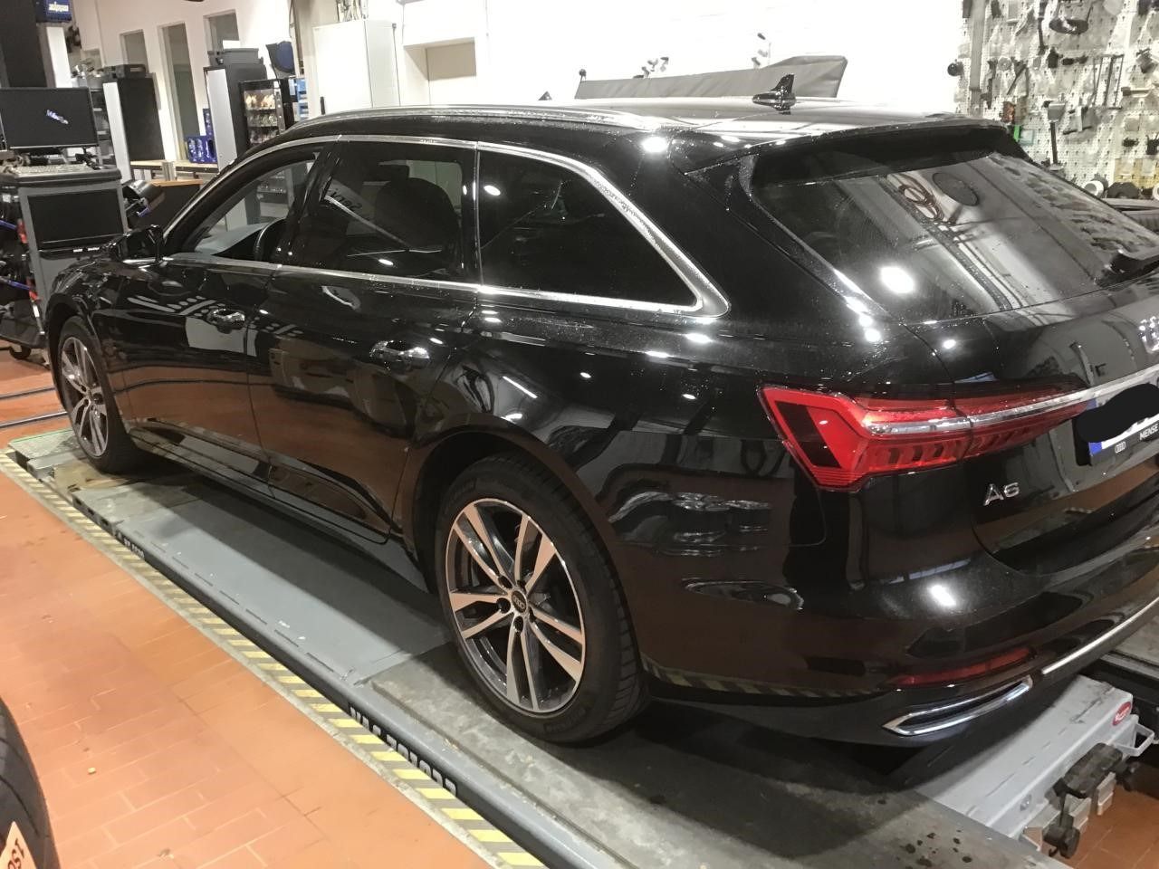 Fahrzeugabbildung Audi A6 Avant 40 TDI quattro S tronic design |Matrix