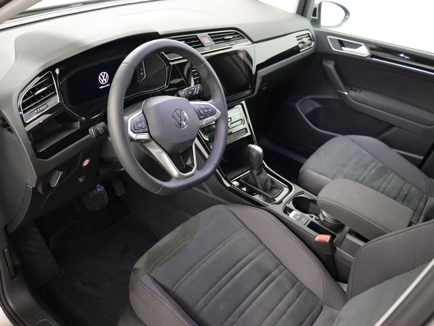 Fahrzeugabbildung Volkswagen Touran 2.0 TDI DSG Highline |AHK|ACC|VirtualCP