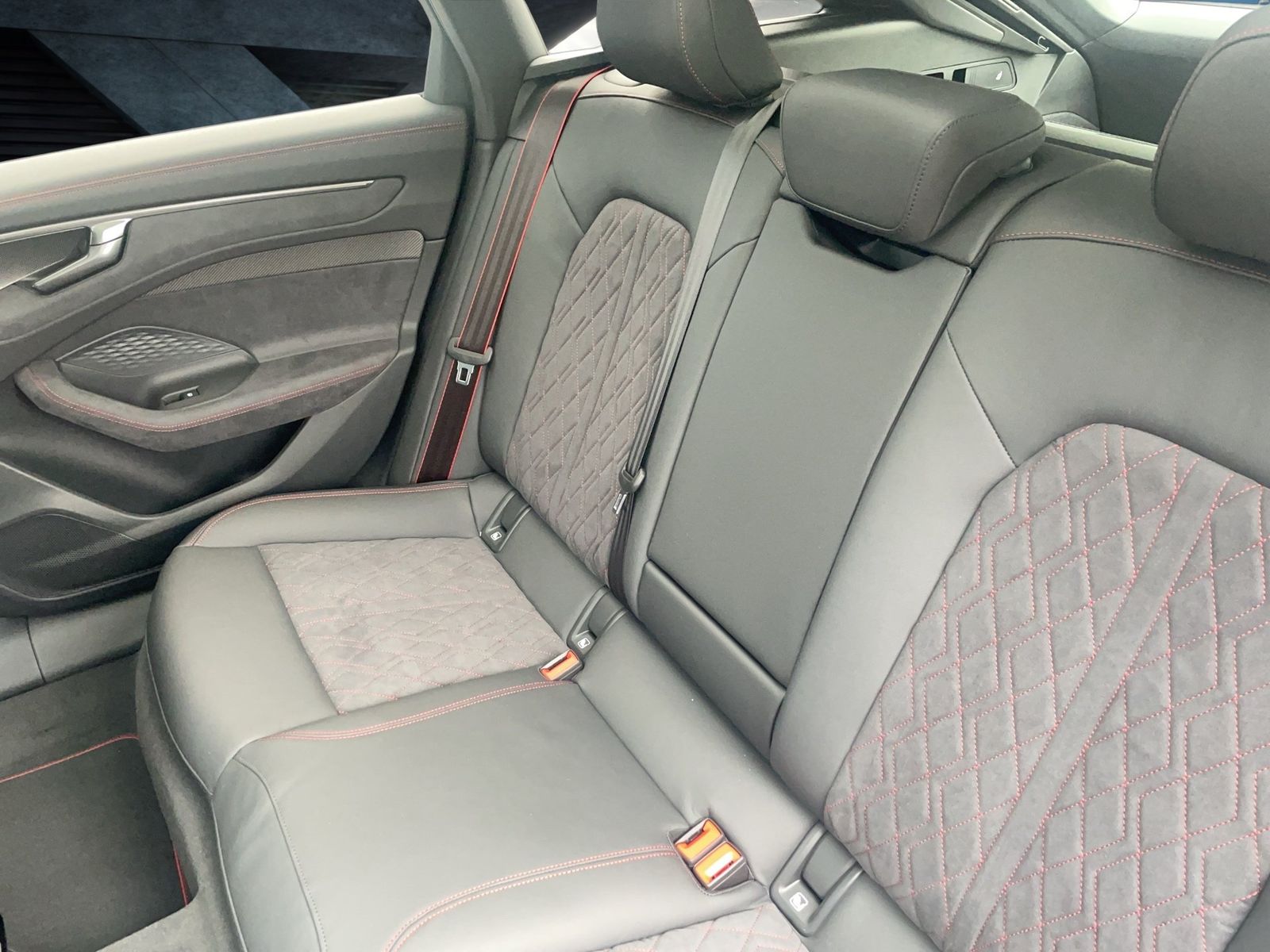 Fahrzeugabbildung Audi A6 Avant edition one TDI quattro S tronic Pano