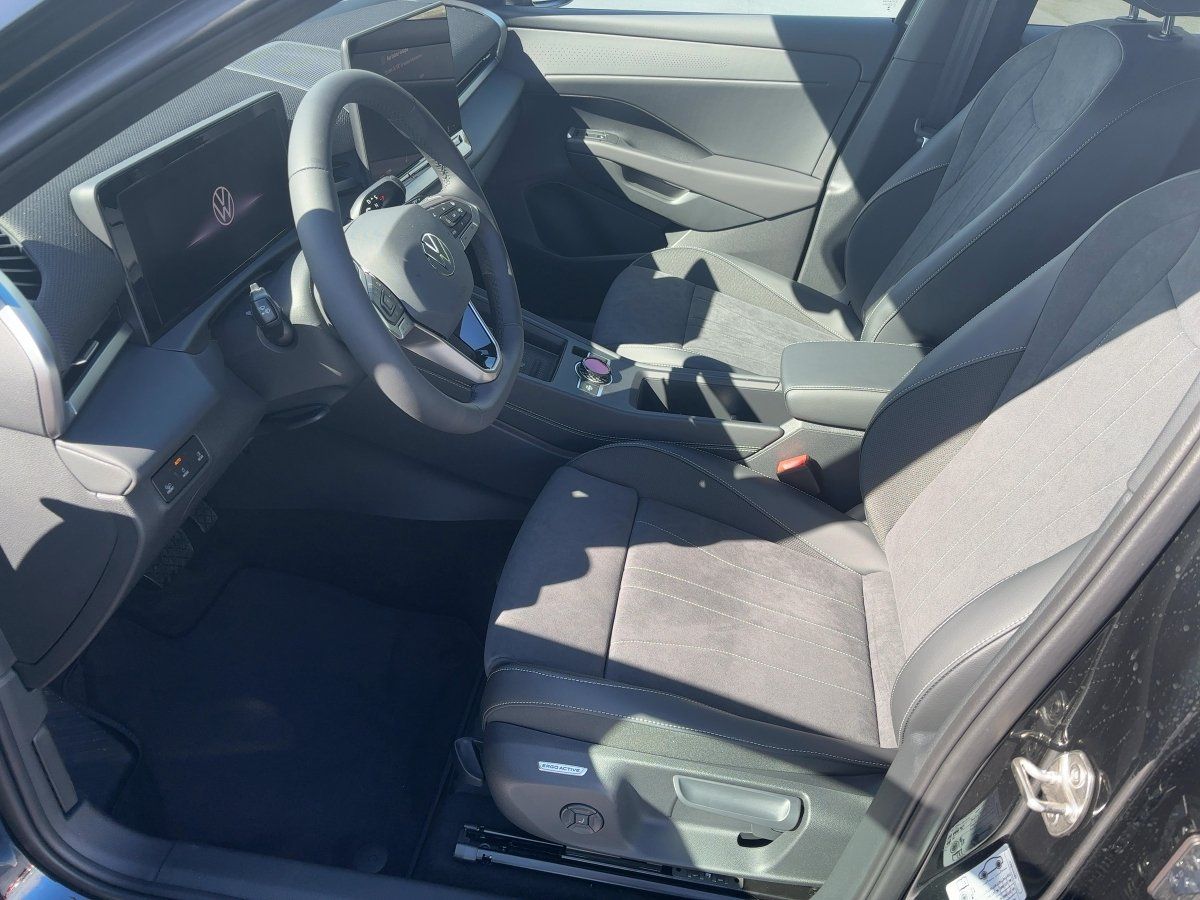 Fahrzeug autohaus mense Fahrzeugabbildung Volkswagen T-Roc Style 1.5 l eTSI OPF DSG AHK GJR BlackStyl - mit KI generiert/bearbeitet