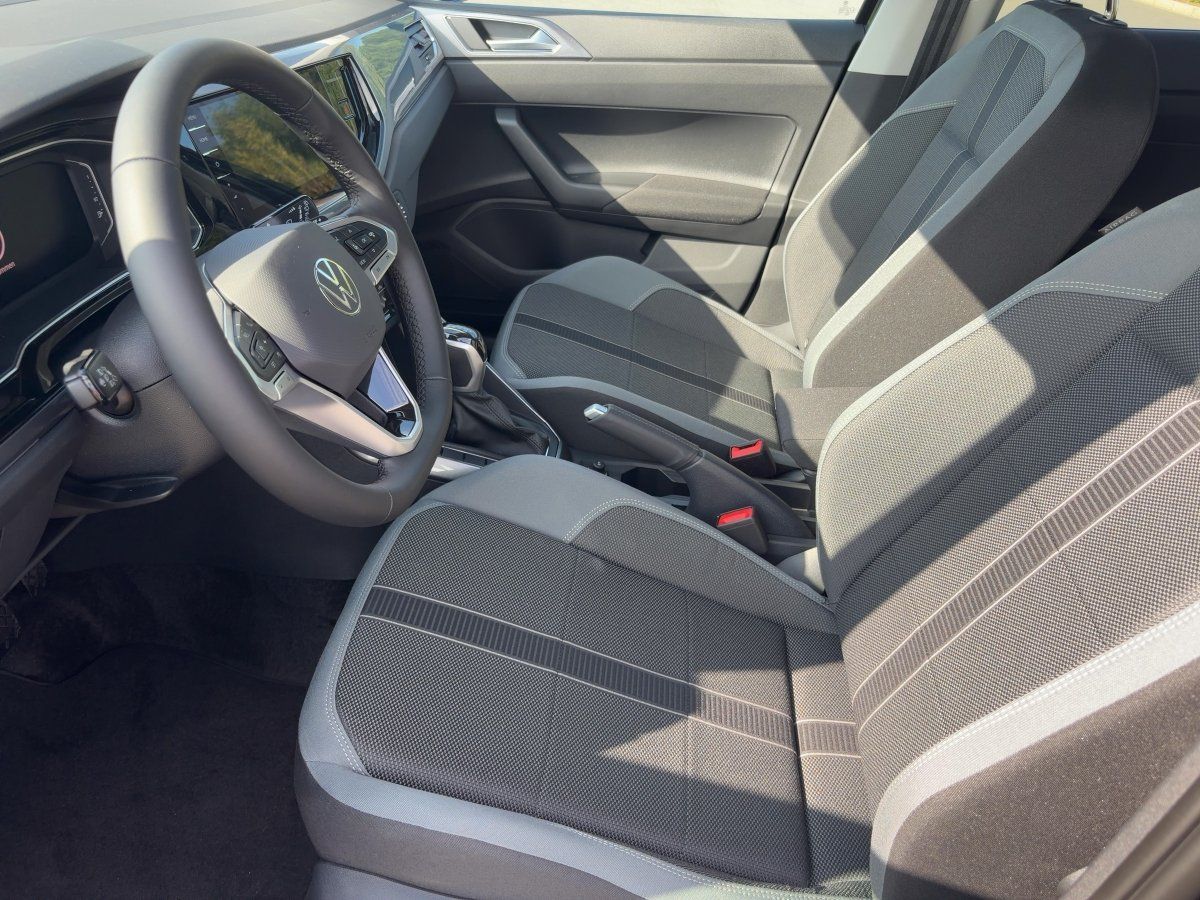 Fahrzeug autohaus mense Fahrzeugabbildung Volkswagen Polo Style 1.0 l TSI DSG AHK Nav GJR Kamera - mit KI generiert/bearbeitet