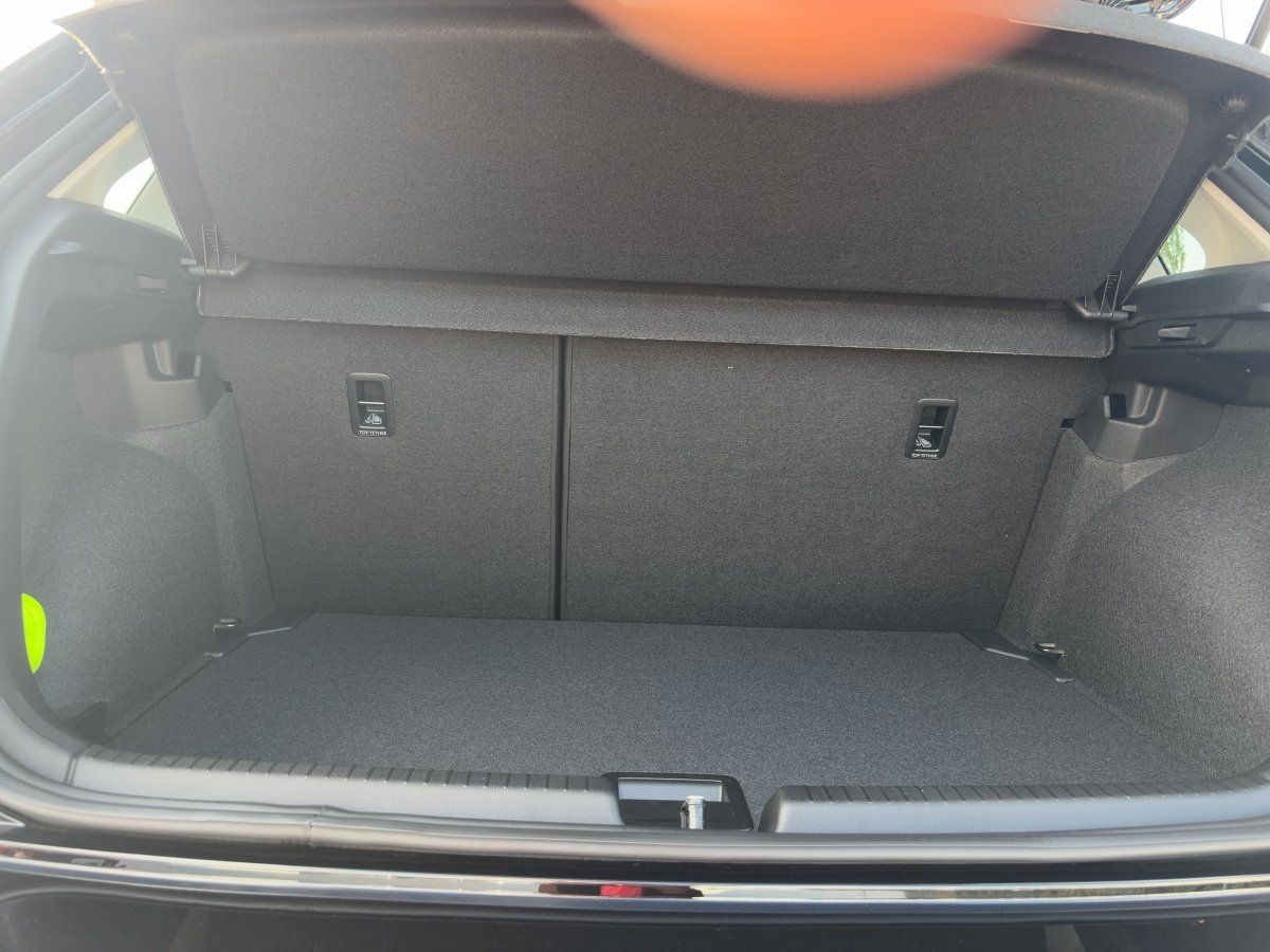 Fahrzeug autohaus mense Fahrzeugabbildung Volkswagen Polo Style 1.0 l TSI DSG AHK Nav GJR Kamera - mit KI generiert/bearbeitet