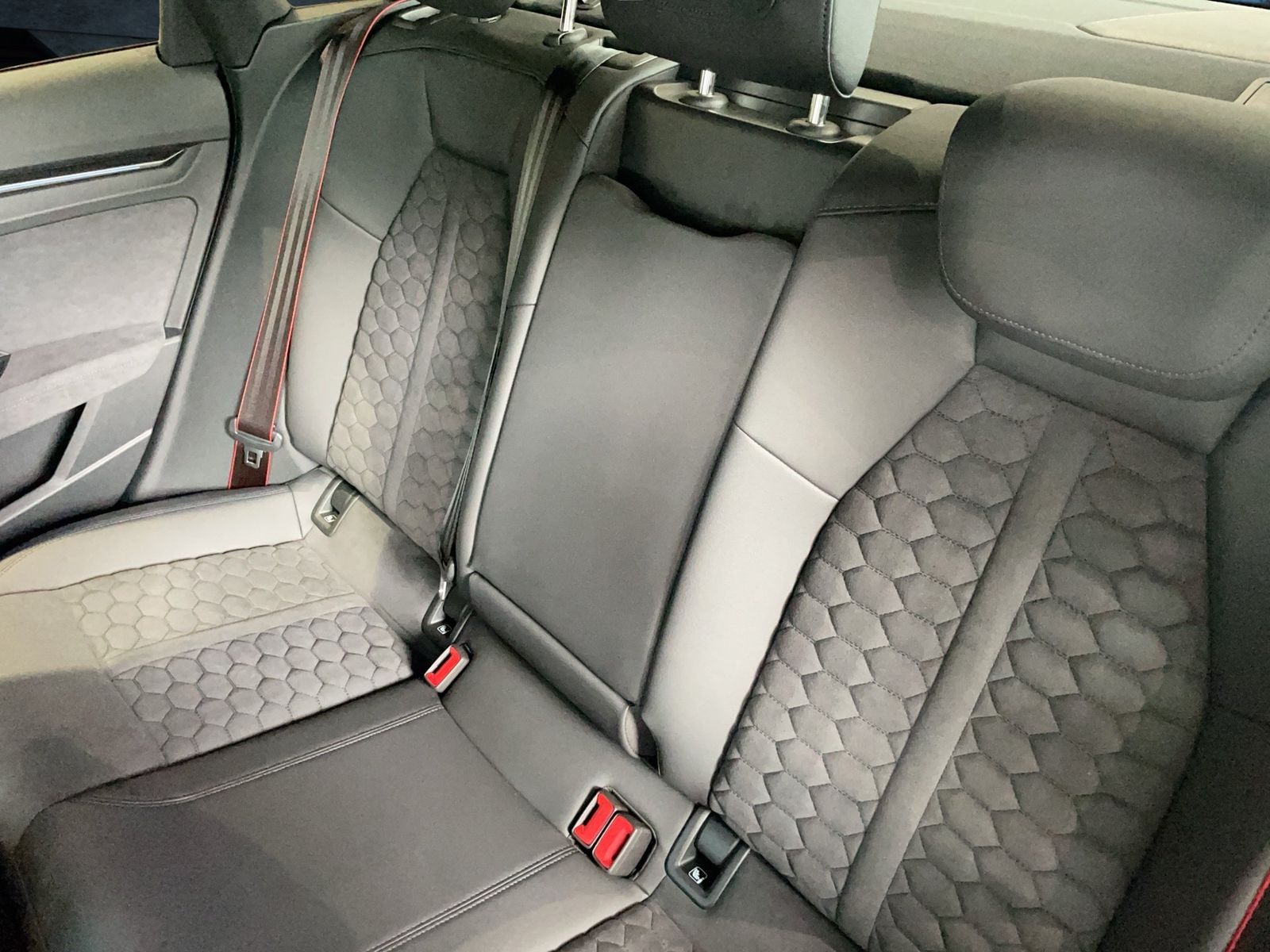 Fahrzeug autohaus mense Fahrzeugabbildung Audi RS 3 Limousine S tronic Designo Olive met.