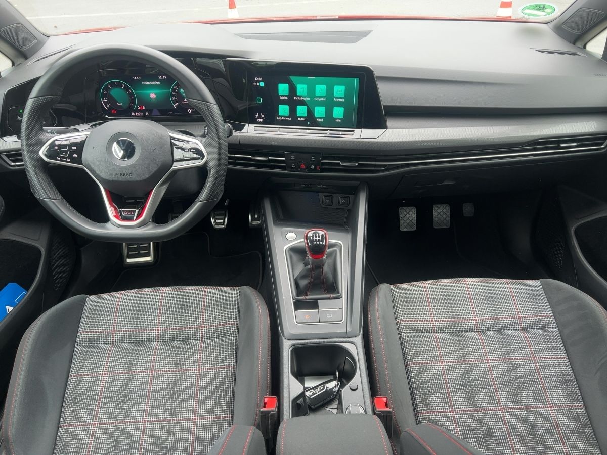 Fahrzeugabbildung Volkswagen Golf GTI Fahrschulwagen AHK Nav Kamera SideAssis