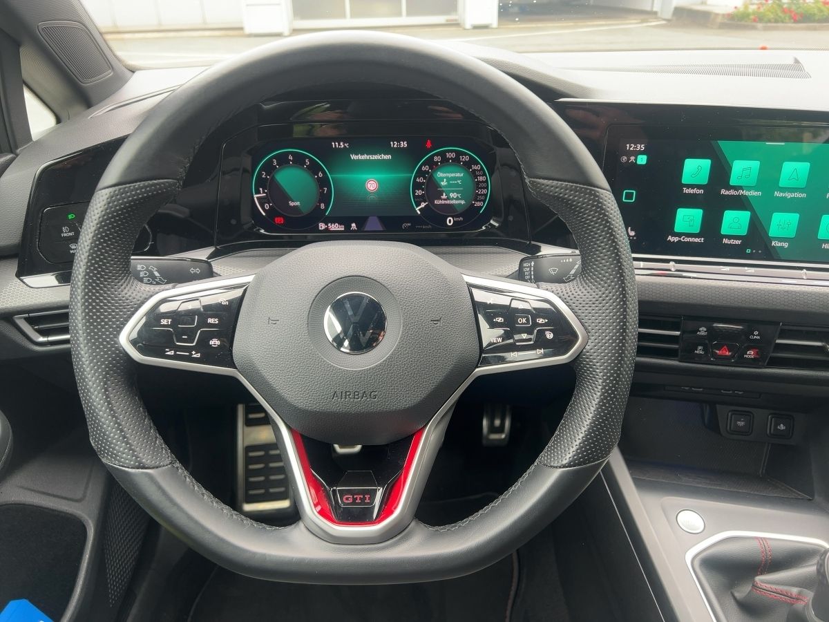 Fahrzeugabbildung Volkswagen Golf GTI Fahrschulwagen AHK Nav Kamera SideAssis