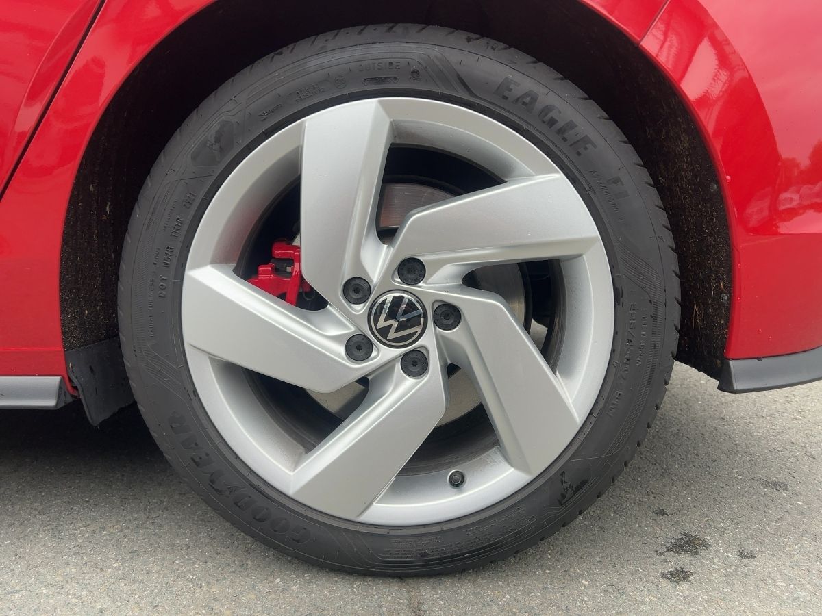 Fahrzeugabbildung Volkswagen Golf GTI Fahrschulwagen AHK Nav Kamera SideAssis