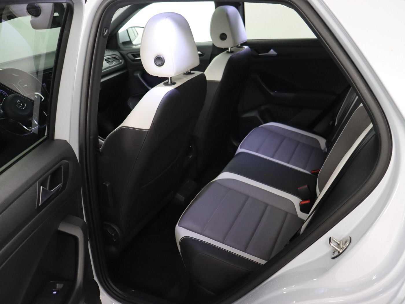 Fahrzeugabbildung Volkswagen T-Roc 2.0 TDI 4M DSG Sport Navi Pano Standhzg
