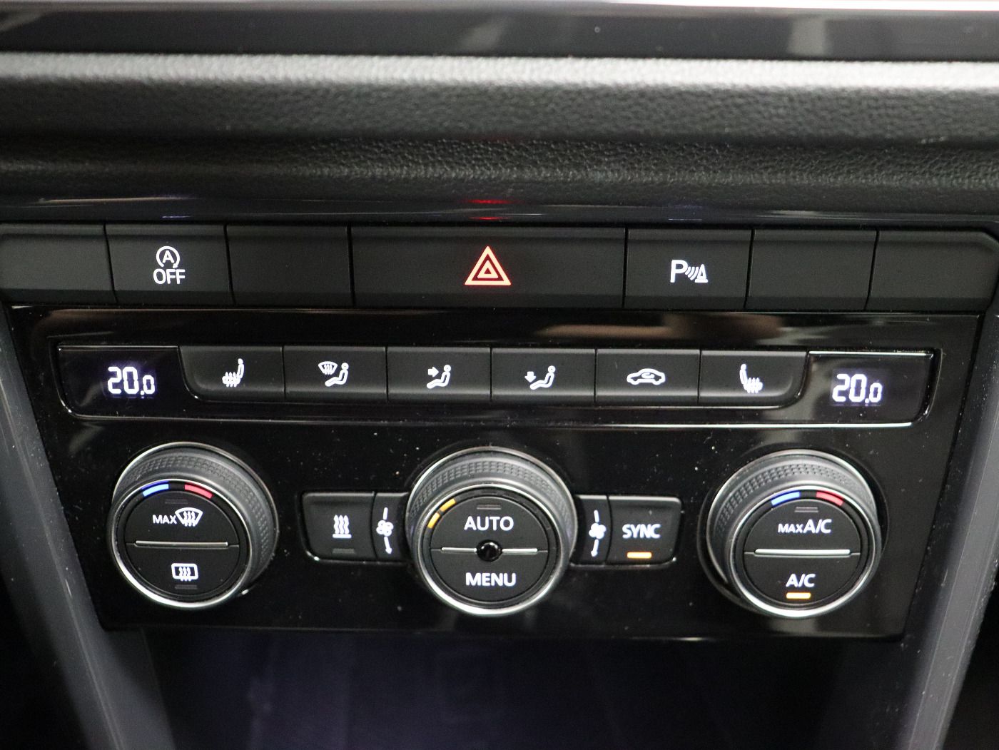 Fahrzeugabbildung Volkswagen T-Roc 2.0 TDI 4M DSG Sport Navi Pano Standhzg
