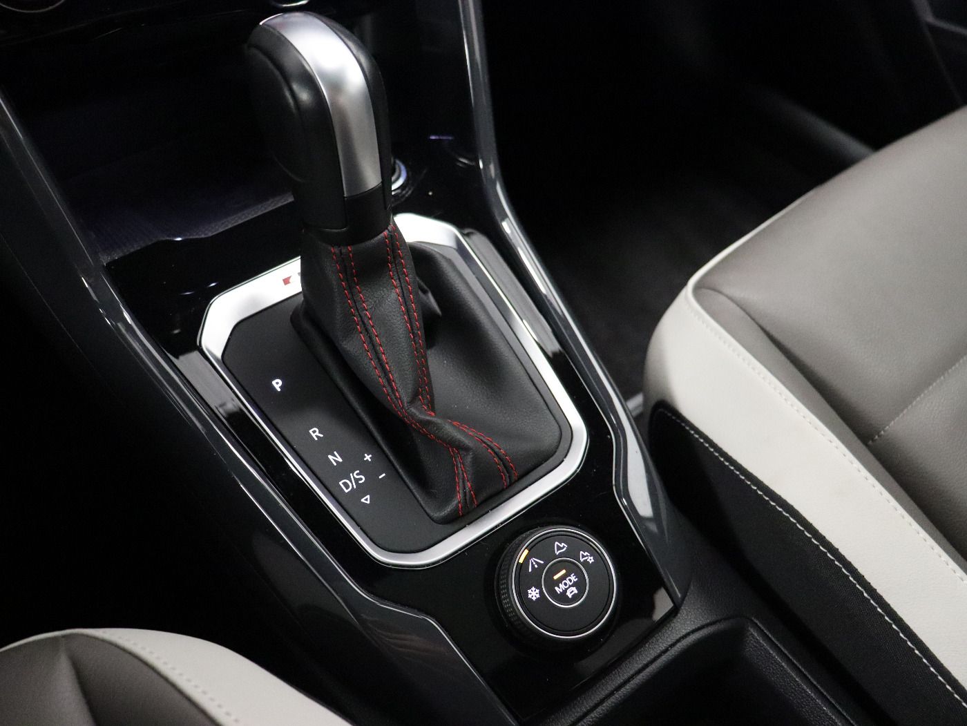 Fahrzeugabbildung Volkswagen T-Roc 2.0 TDI 4M DSG Sport Navi Pano Standhzg