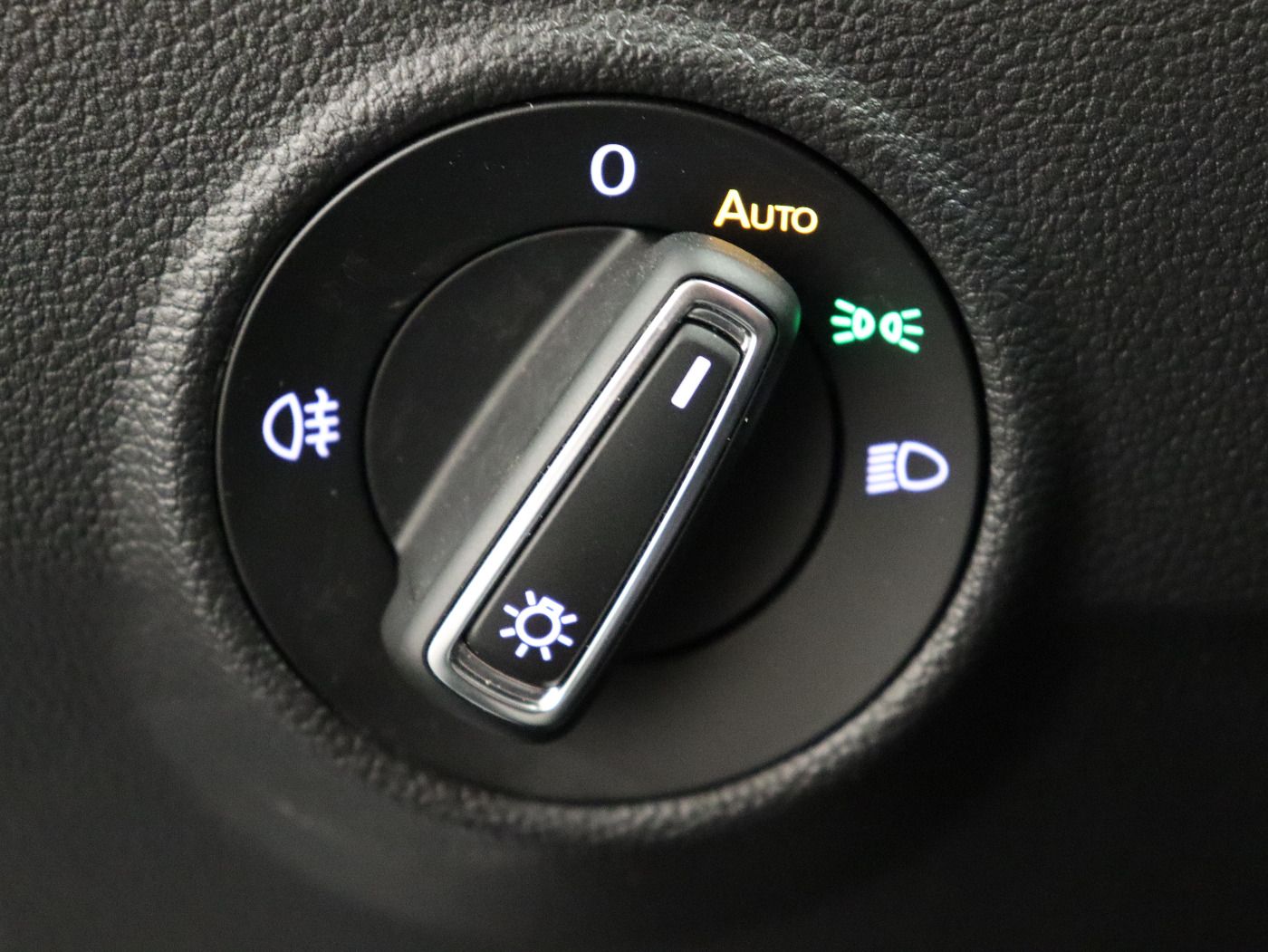 Fahrzeugabbildung Volkswagen T-Roc 2.0 TDI 4M DSG Sport Navi Pano Standhzg