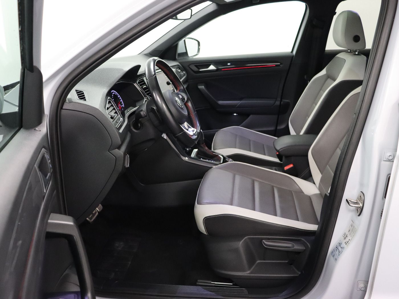Fahrzeugabbildung Volkswagen T-Roc 2.0 TDI 4M DSG Sport Navi Pano Standhzg