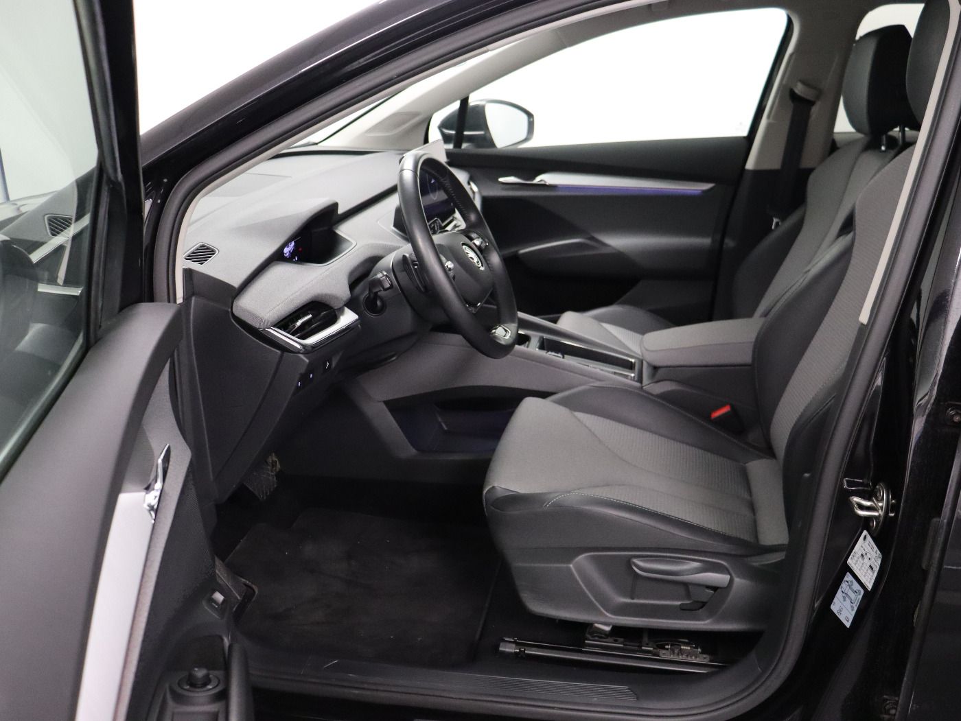 Fahrzeugabbildung SKODA Enyaq iV 80 |FLA|el.Heck|KeyLess|LM|Sport|Navi