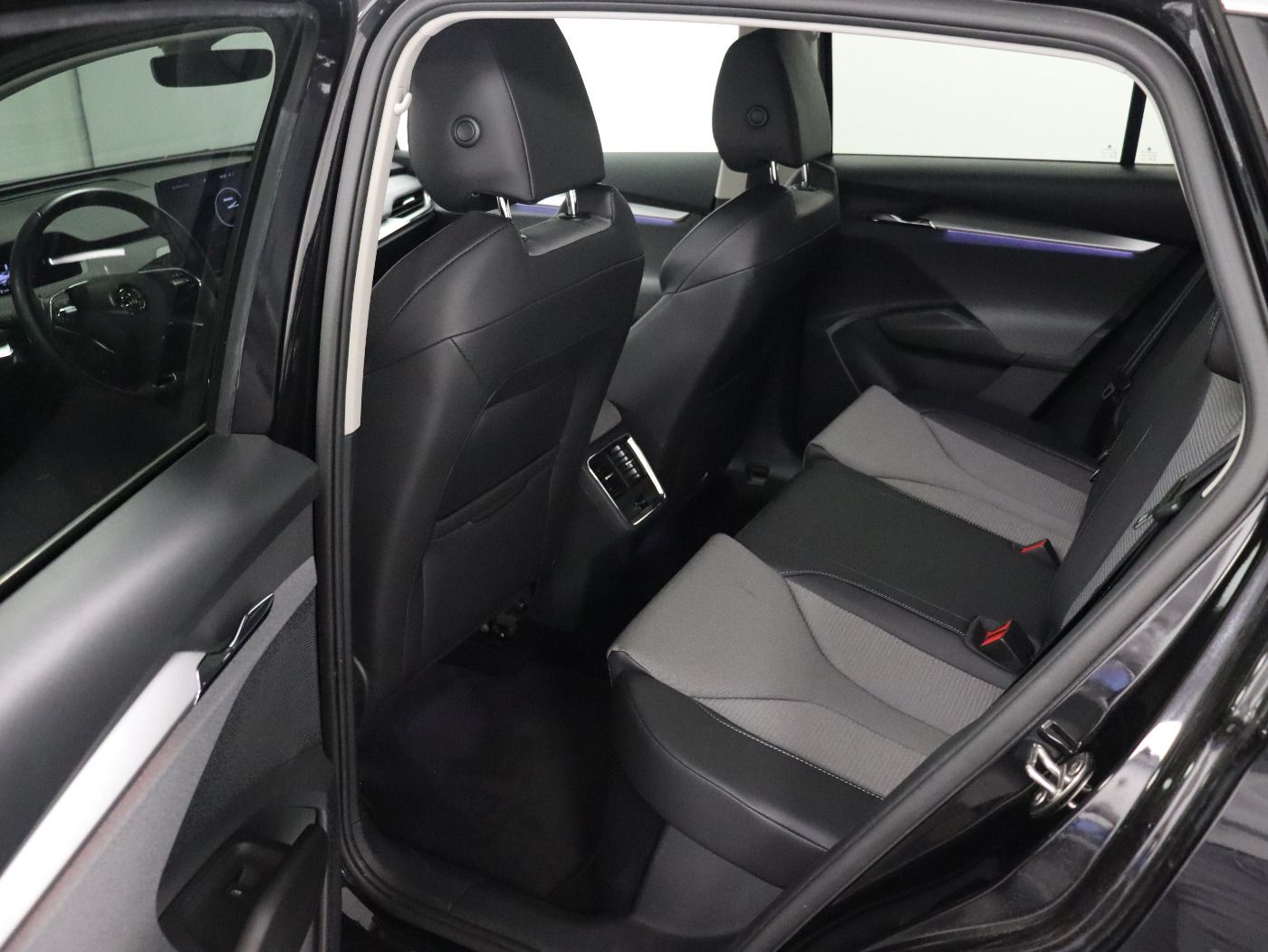 Fahrzeugabbildung SKODA Enyaq iV 80 |FLA|el.Heck|KeyLess|LM|Sport|Navi
