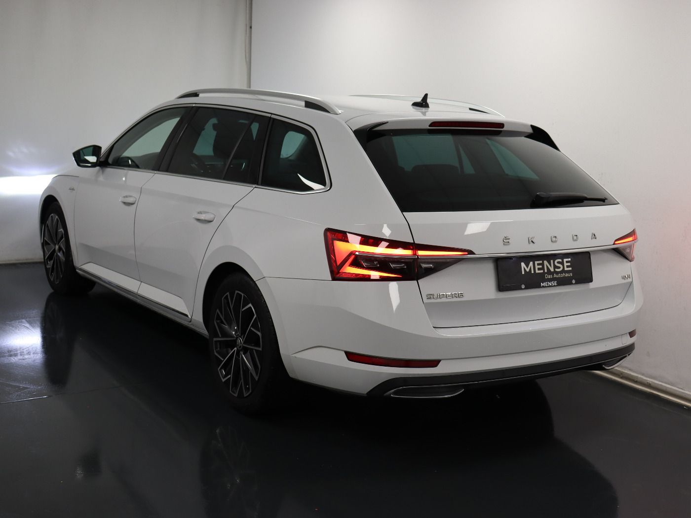 Fahrzeugabbildung SKODA Superb Combi 2.0 TDI 4x4 DSG Laurin & Klement L&