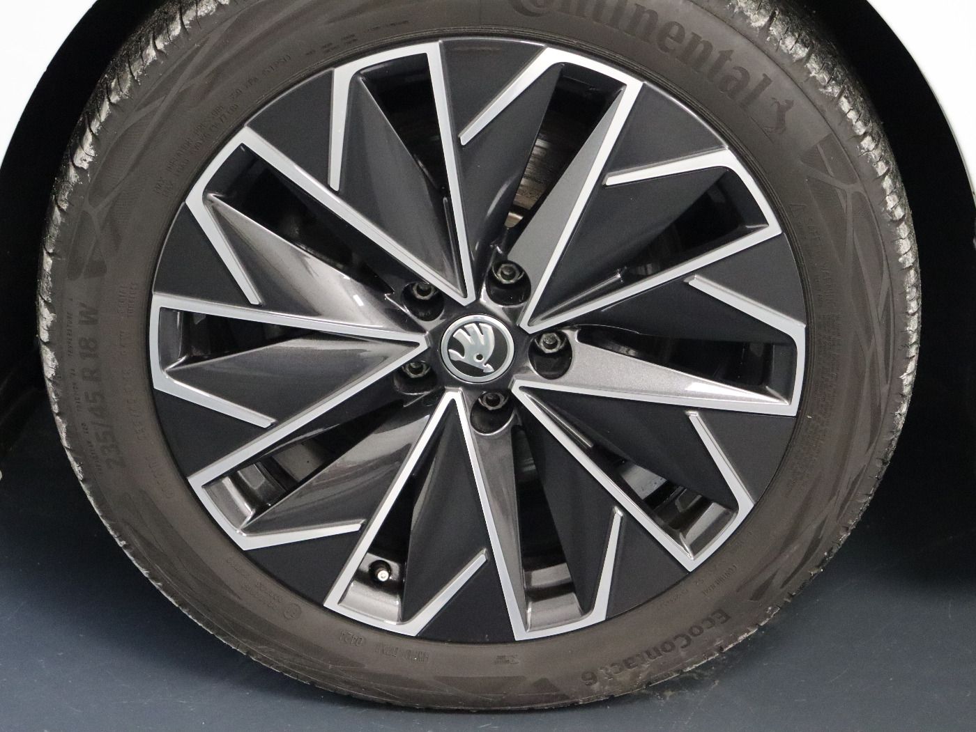 Fahrzeugabbildung SKODA Superb Combi 2.0 TDI 4x4 DSG Laurin & Klement L&