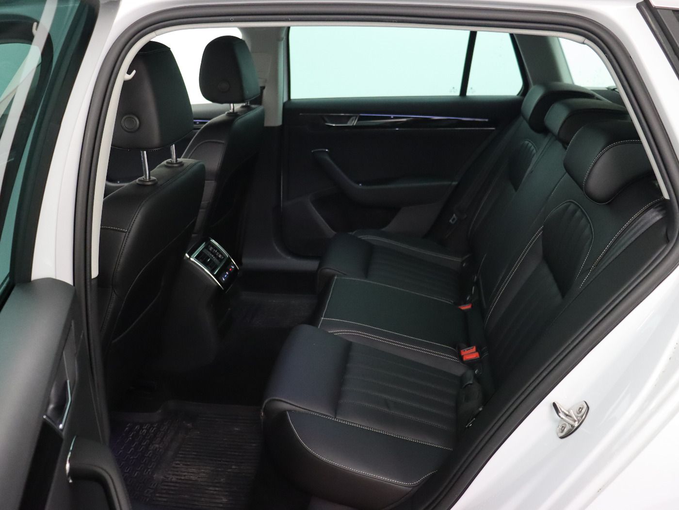 Fahrzeugabbildung SKODA Superb Combi 2.0 TDI 4x4 DSG Laurin & Klement L&