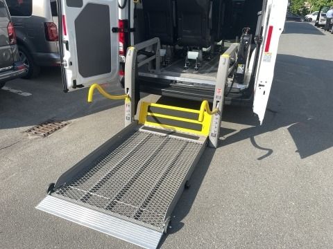 Fahrzeugabbildung Volkswagen Crafter Kombi Rollstuhlrampe |STH|CarPlay