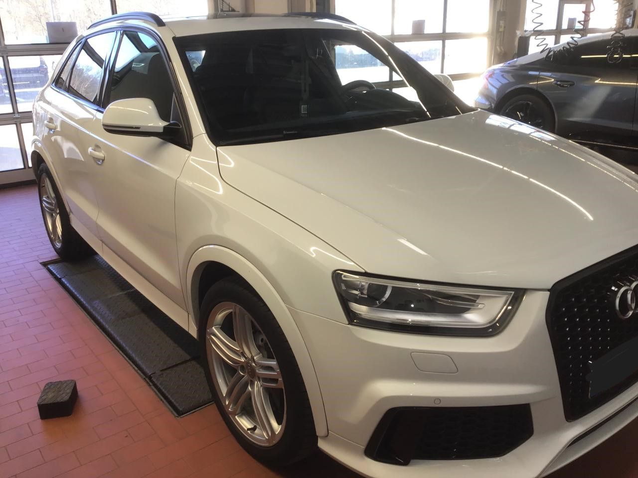 Fahrzeugabbildung Audi RS Q3 2.5 TFSI quattro tiptronic |SD|FLA|LM|PDC