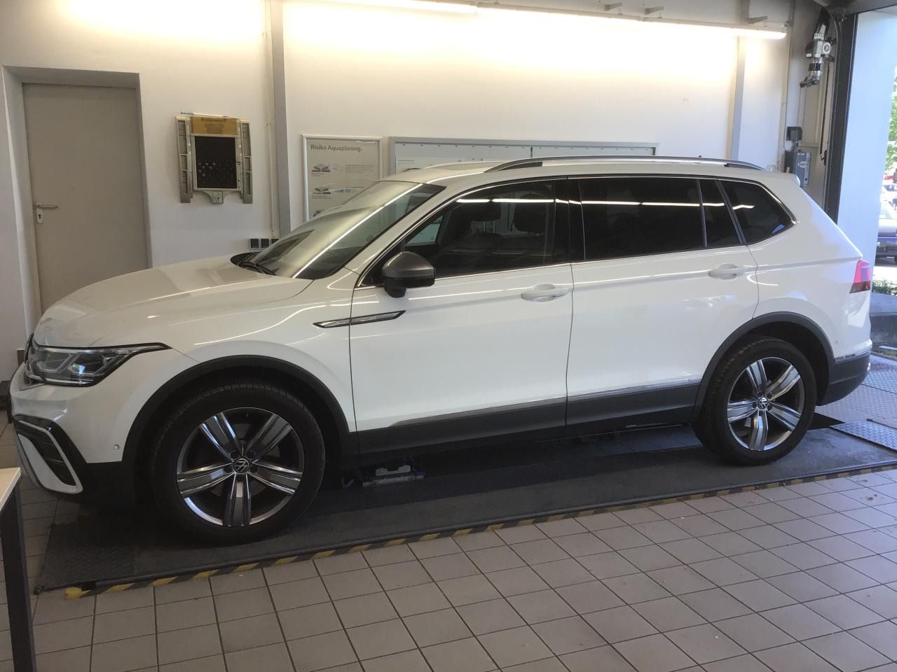 Fahrzeugabbildung Volkswagen Tiguan Allspace 2.0 TDI 4 Motion DSG Elegance