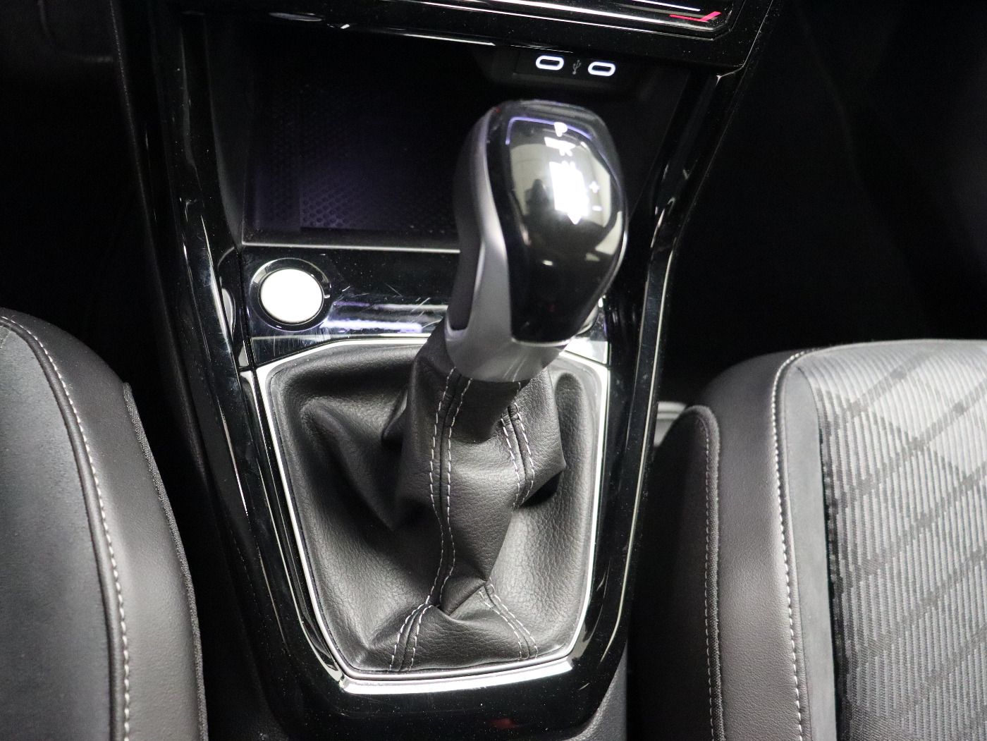 Fahrzeugabbildung Volkswagen T-CROSS 1.5 TSI DSG R-line |Matrix|ACC|VirtualCP