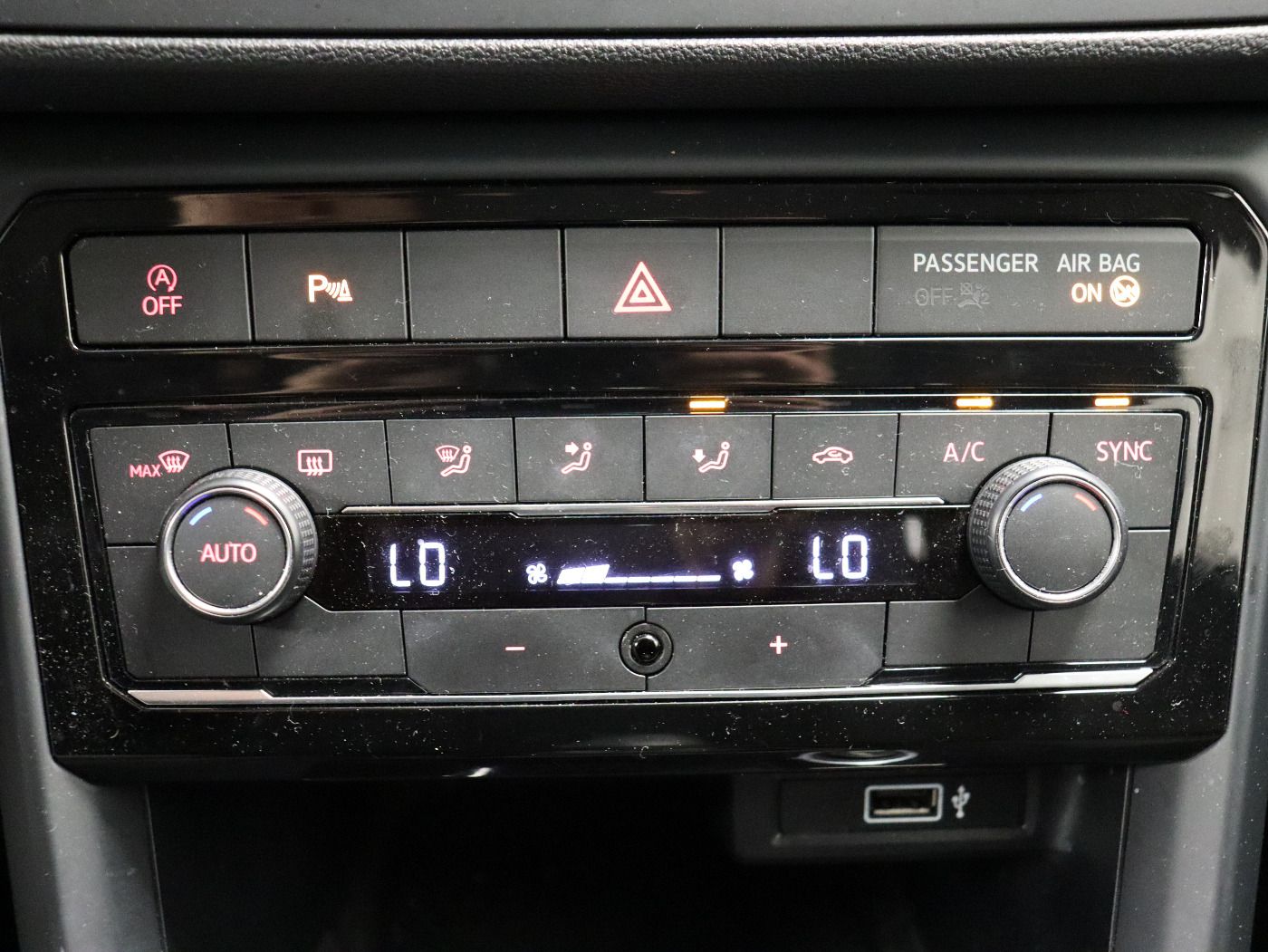 Fahrzeugabbildung Volkswagen T-Cross 1.0 TSI Life Navi BlindSpot FrontAssist